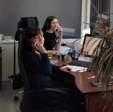 Сотрудники МебельБыт в офисе компании
